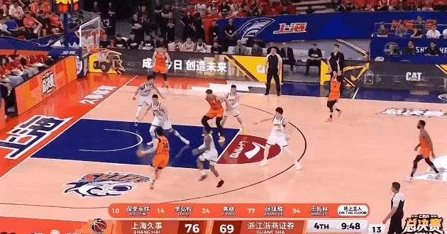 lol-王哲林篮下接球顶着人双手暴扣，已经砍下24分12篮板